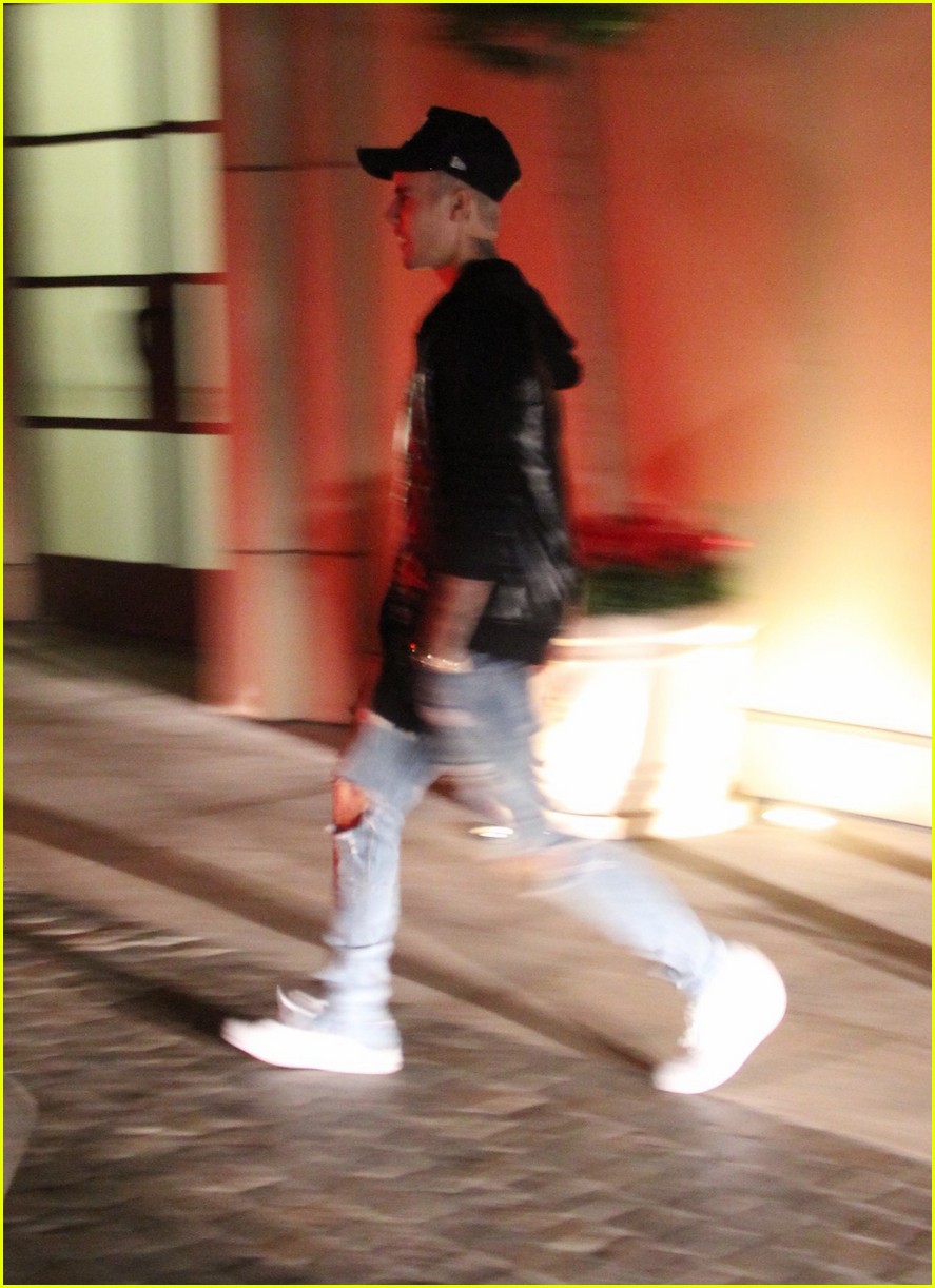 justin bieber plays piano at montage 06