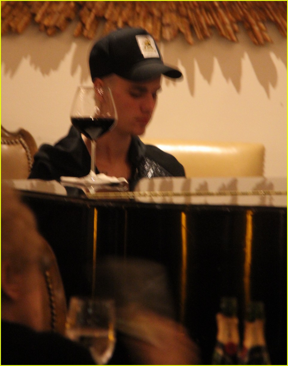 justin bieber plays piano at montage 09