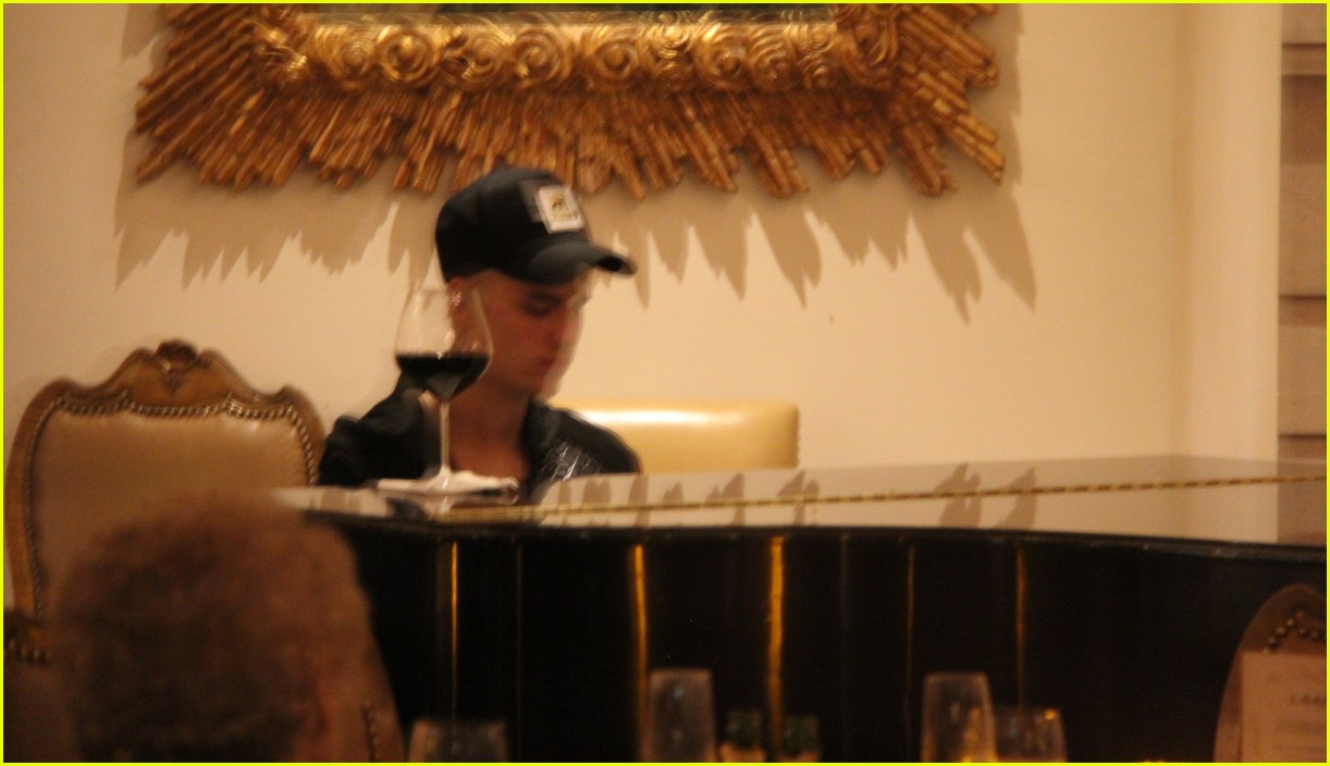 justin bieber plays piano at montage 10