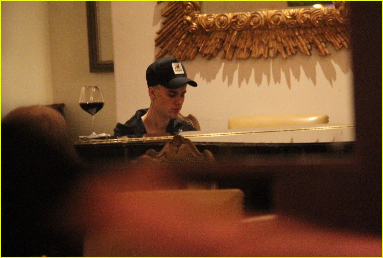 justin bieber plays piano at montage 14