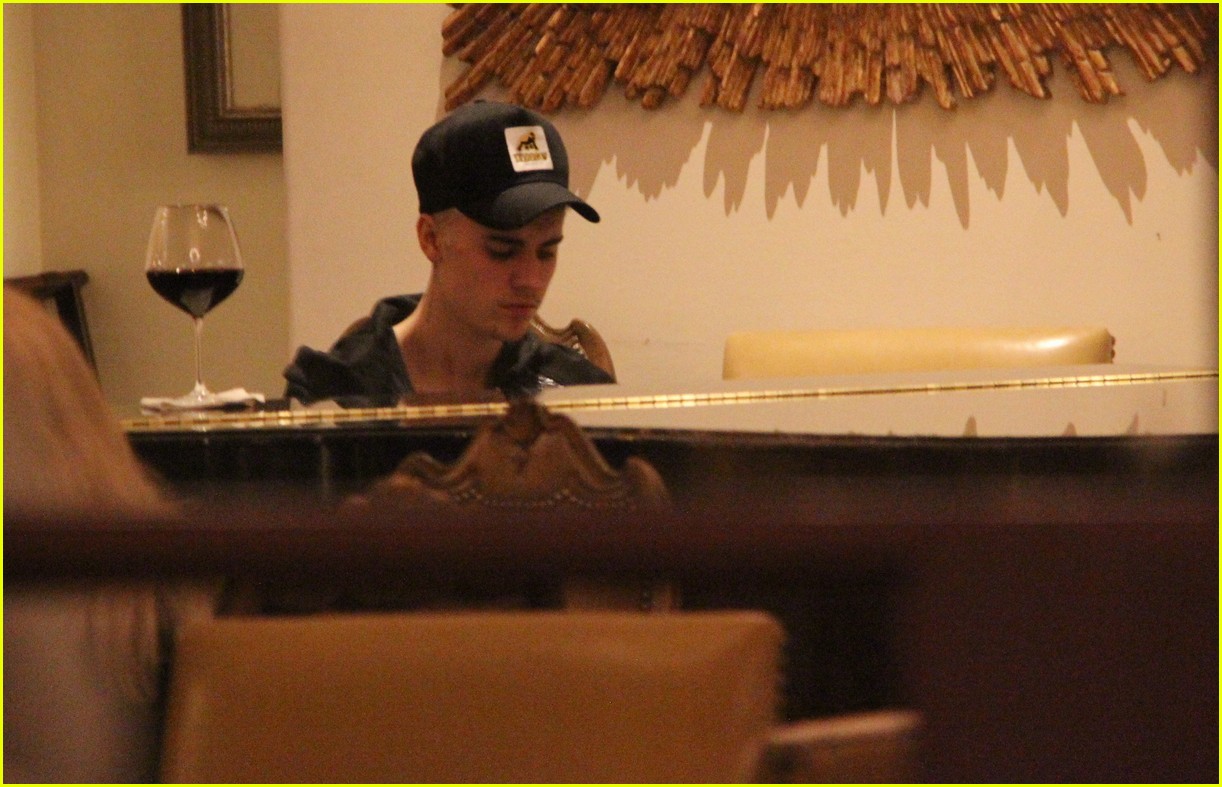 justin bieber plays piano at montage 16