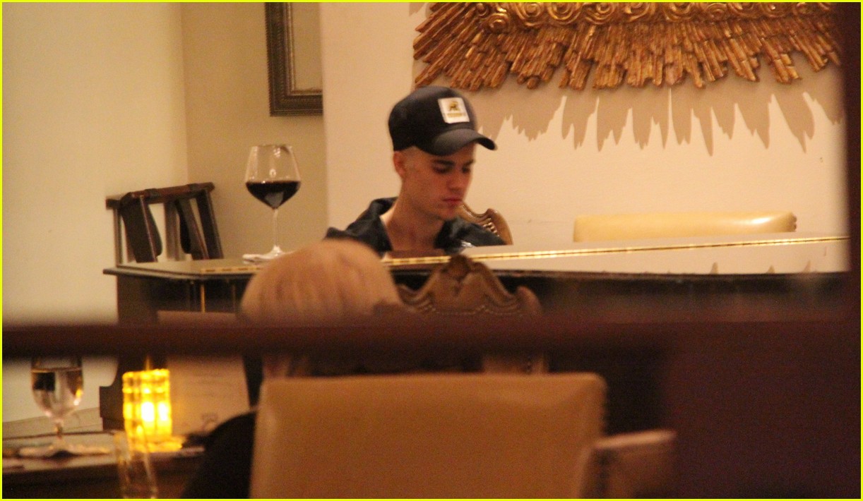 justin bieber plays piano at montage 17