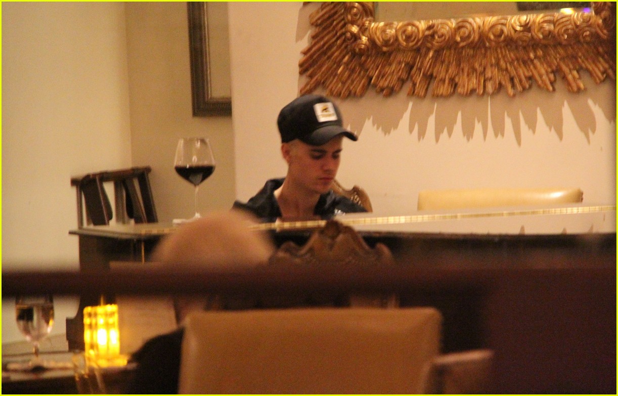 justin bieber plays piano at montage 18