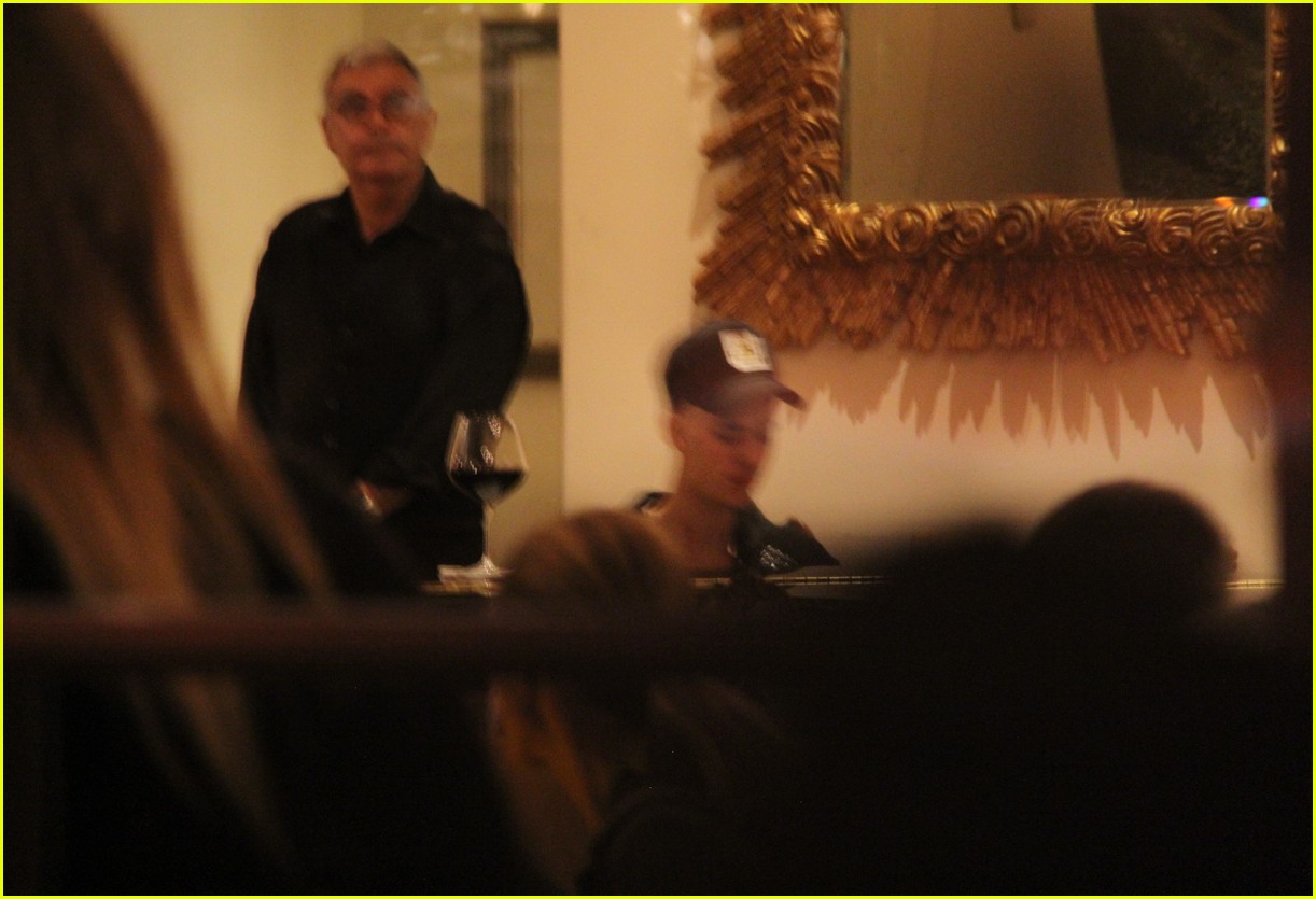 justin bieber plays piano at montage 19