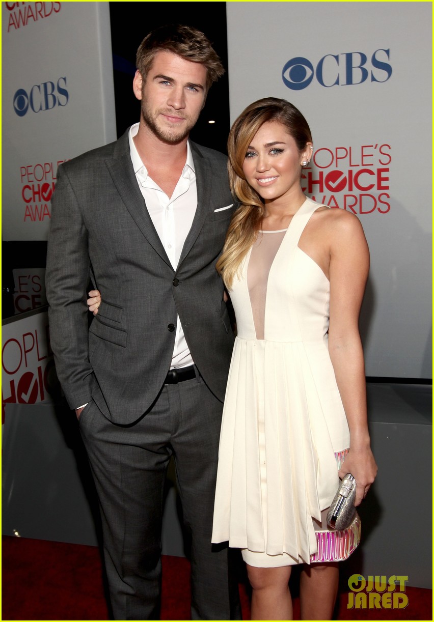 miley cyrus liam hemsworth are engaged again 08