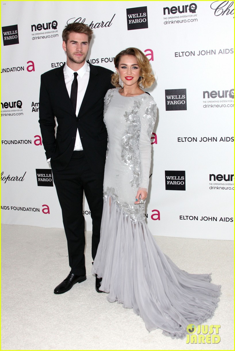 miley cyrus liam hemsworth are engaged again 11