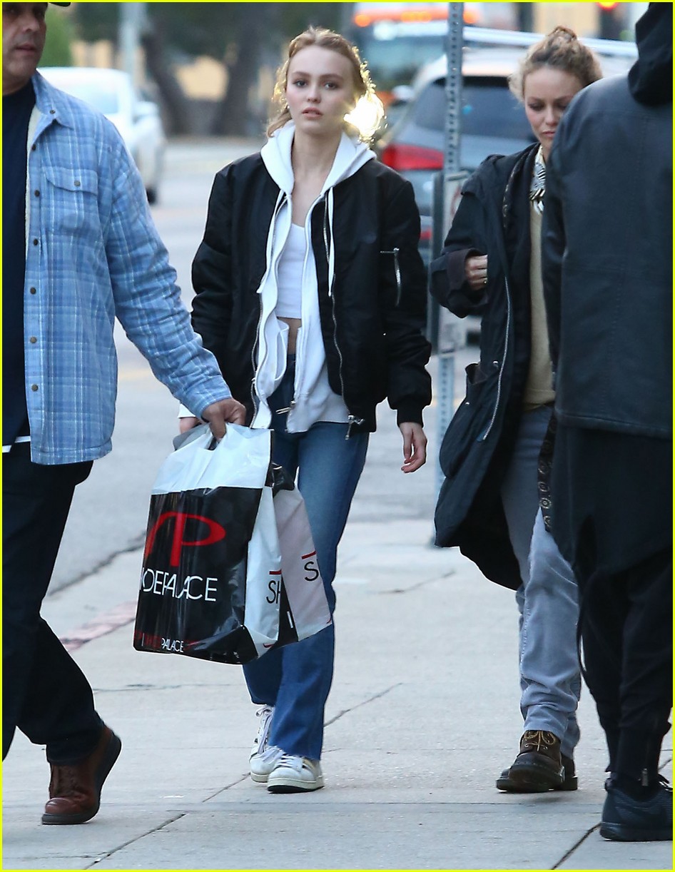 lily rose depp shops with mom 01