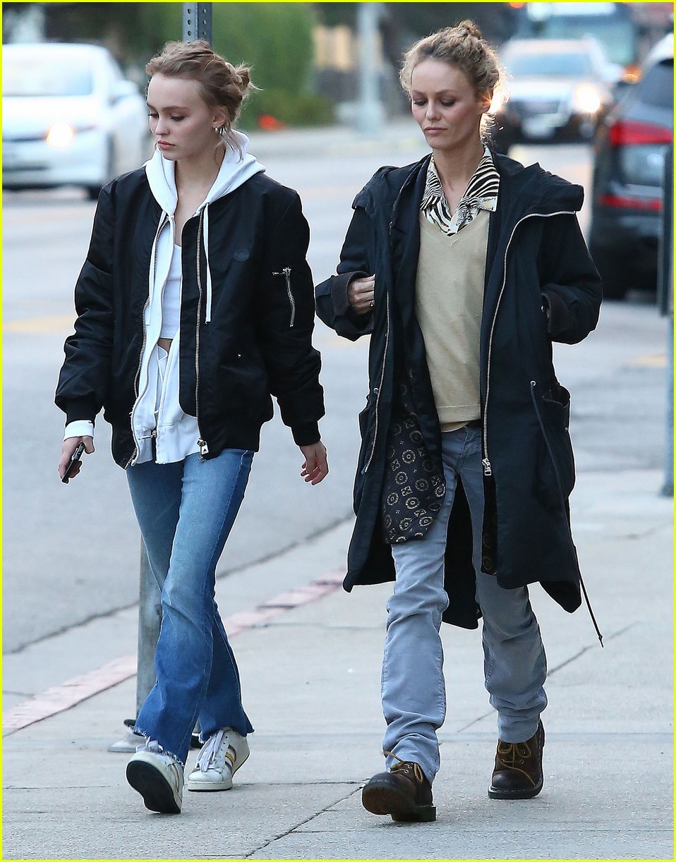 lily rose depp shops with mom 05