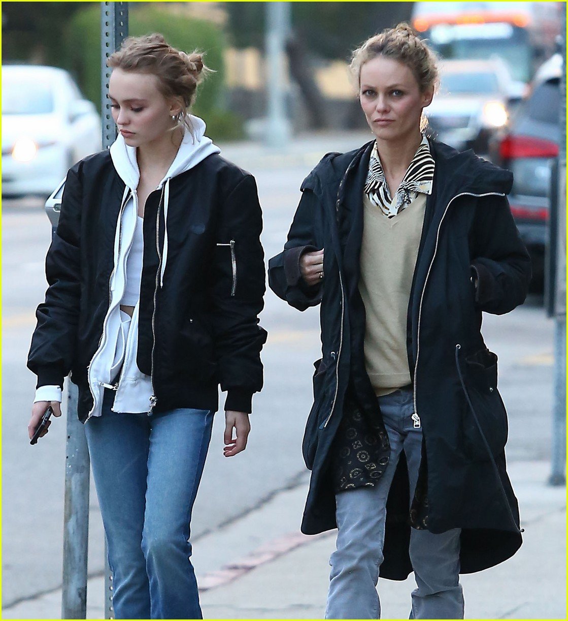 lily rose depp shops with mom 06