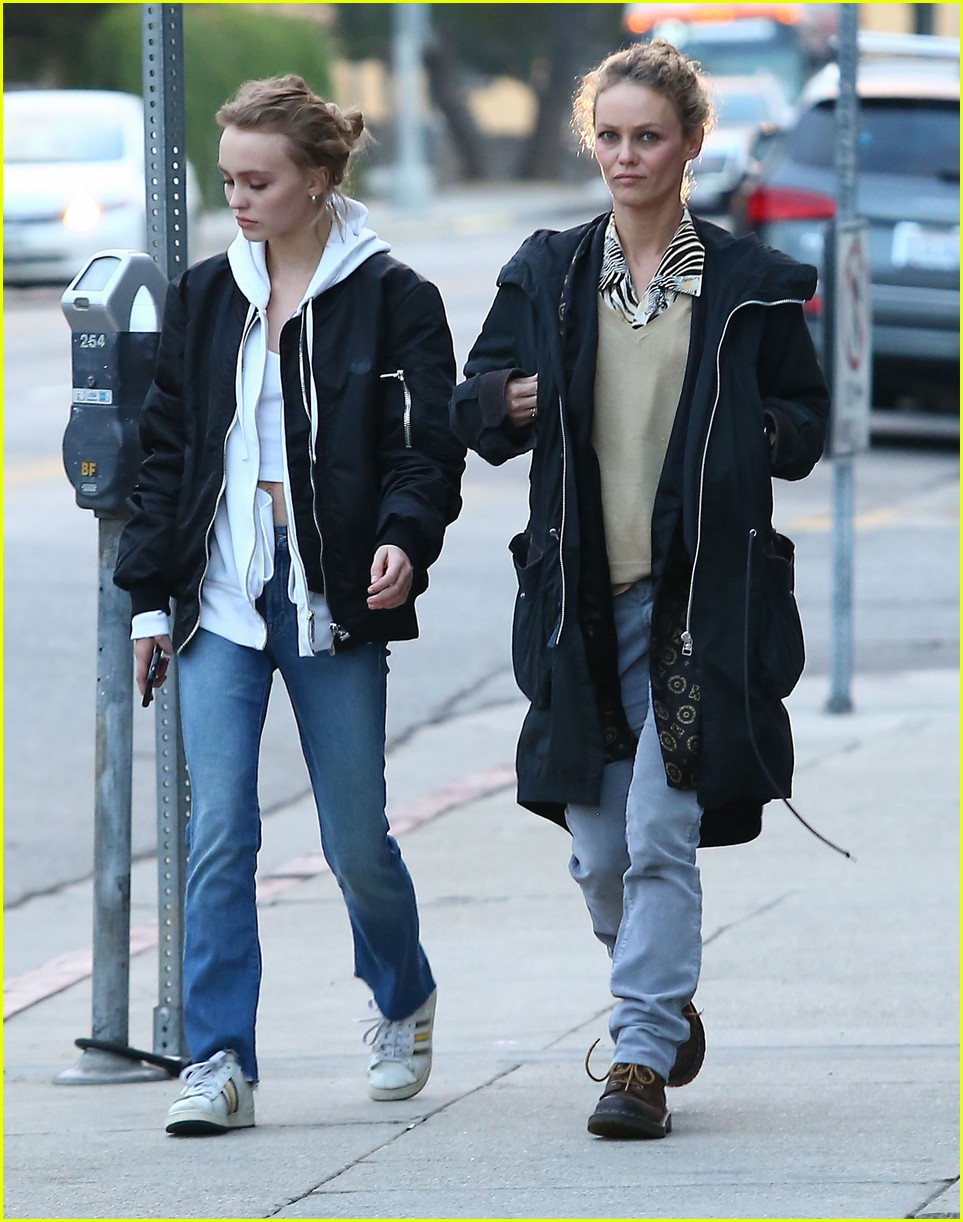 lily rose depp shops with mom 07