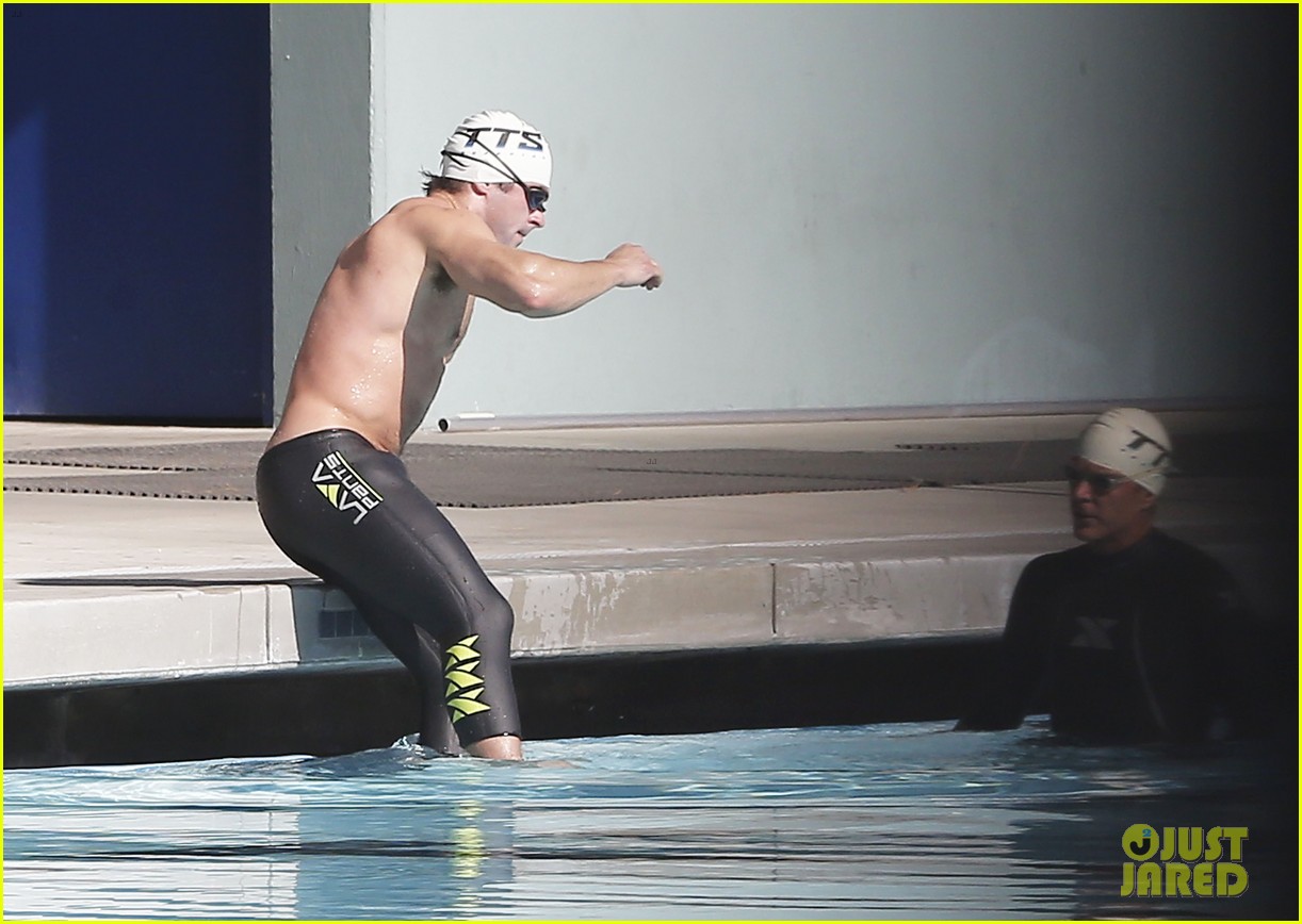 zac efron goes shirtless for baywatch swimming lessons 29