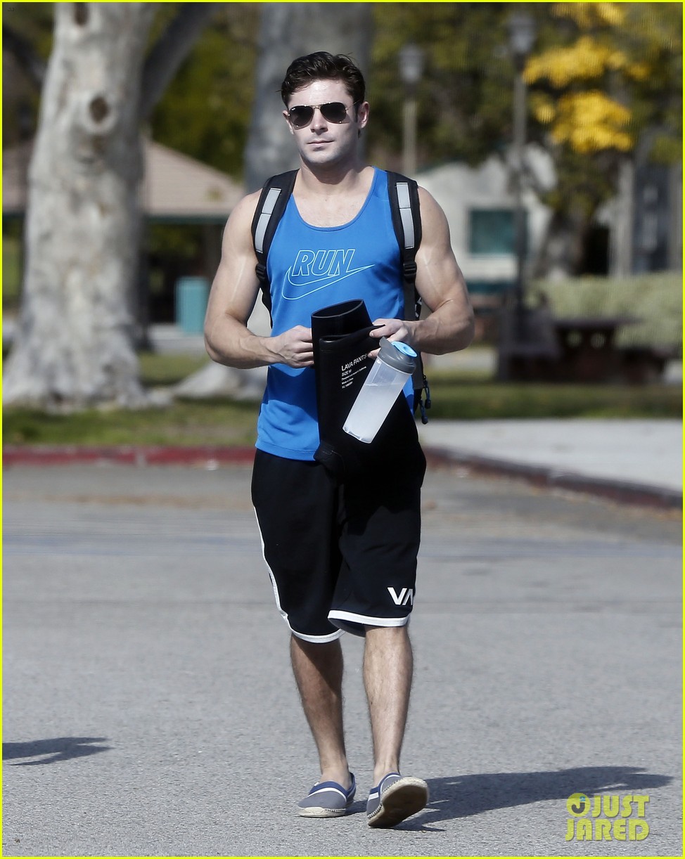 zac efron goes shirtless for baywatch swimming lessons 43