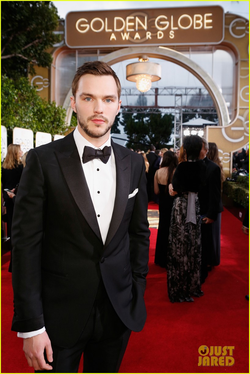 nicholas hoult chatted with jennifer lawrence at golden globes 2016 01