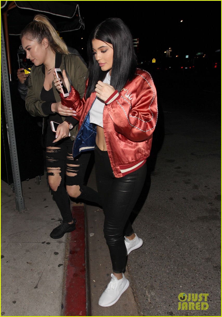 kylie jenner dines out at the nice guy 14