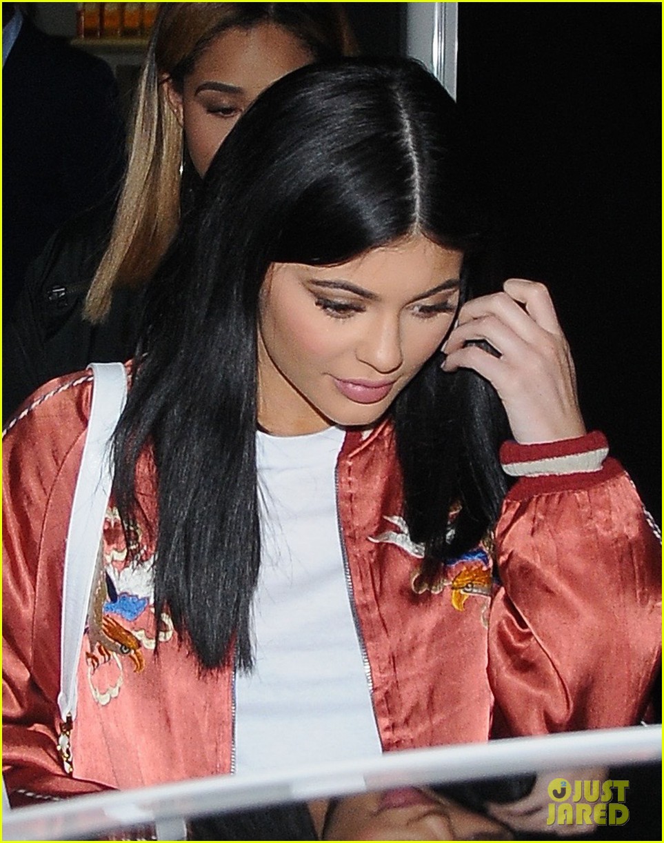 kylie jenner dines out at the nice guy 15