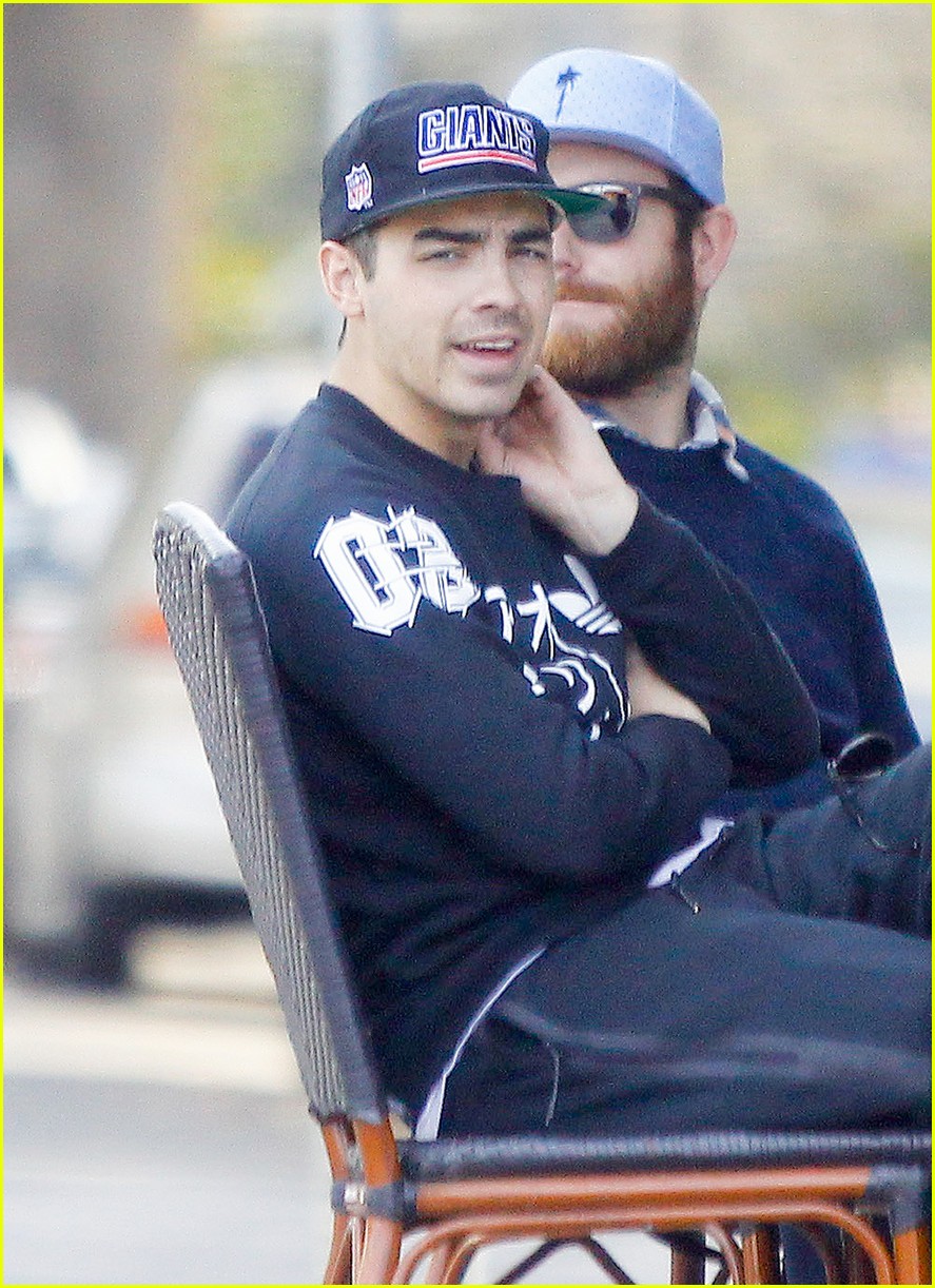 joe jonas hangs out with friends at sweet butter 03