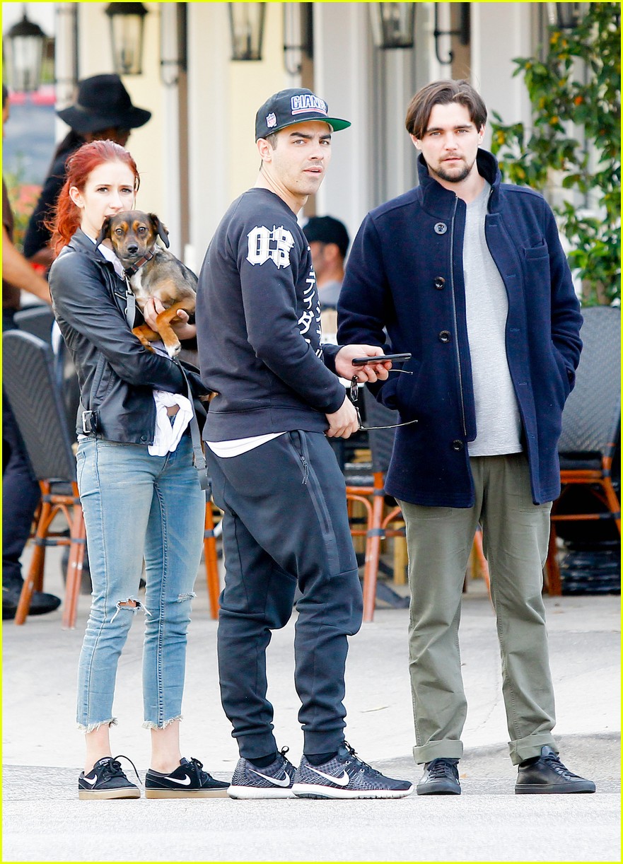 joe jonas hangs out with friends at sweet butter 04
