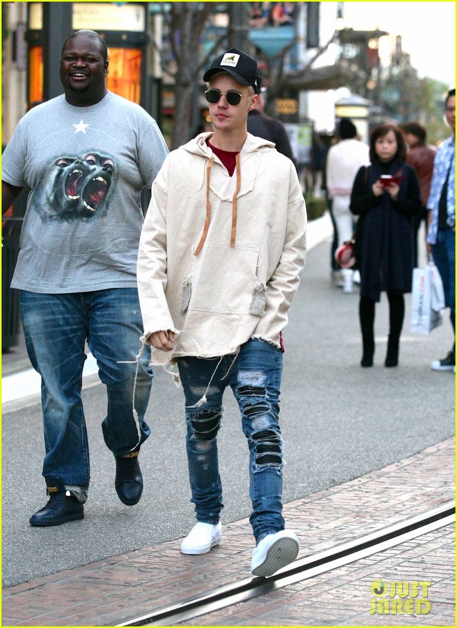 justin bieber  grabs dinner at cheesecake factory 01
