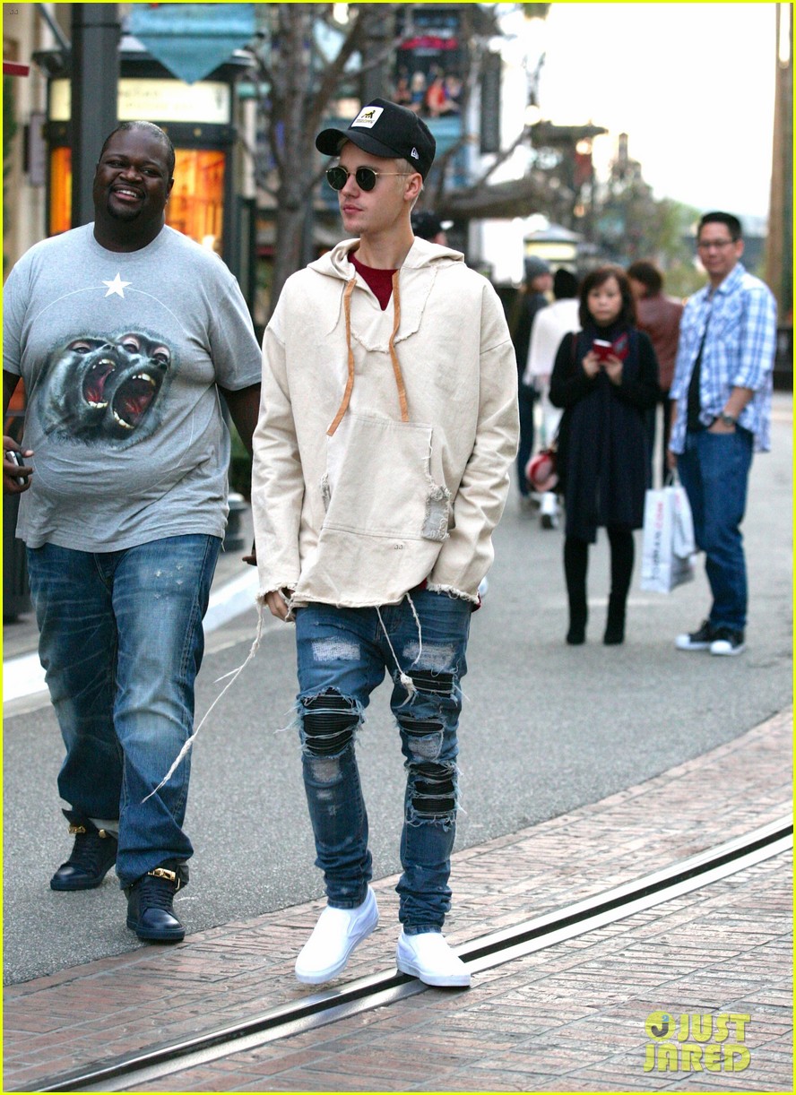 justin bieber  grabs dinner at cheesecake factory 02