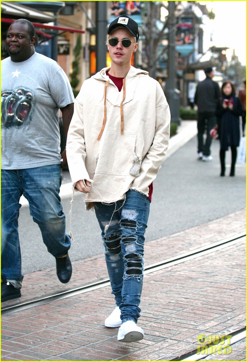 justin bieber  grabs dinner at cheesecake factory 04