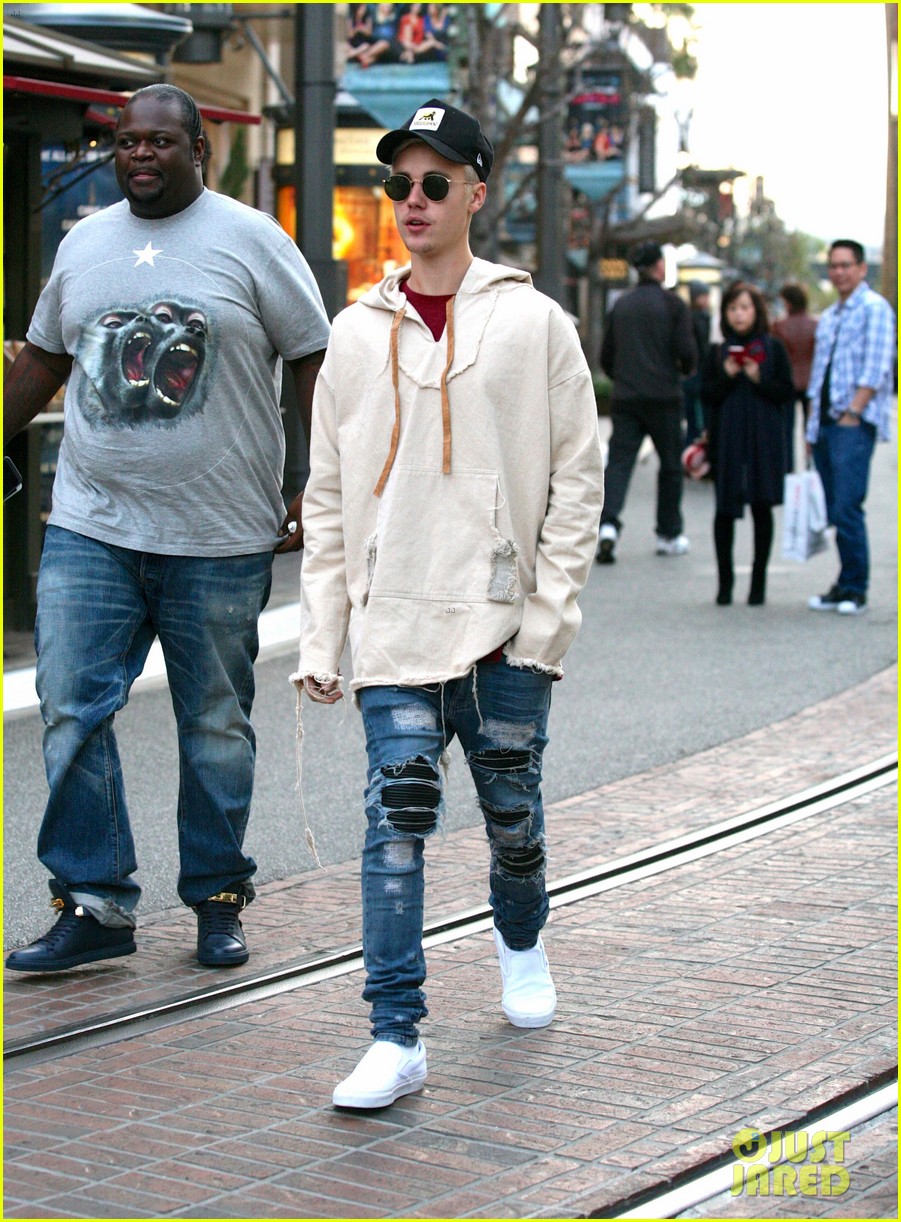 justin bieber  grabs dinner at cheesecake factory 07