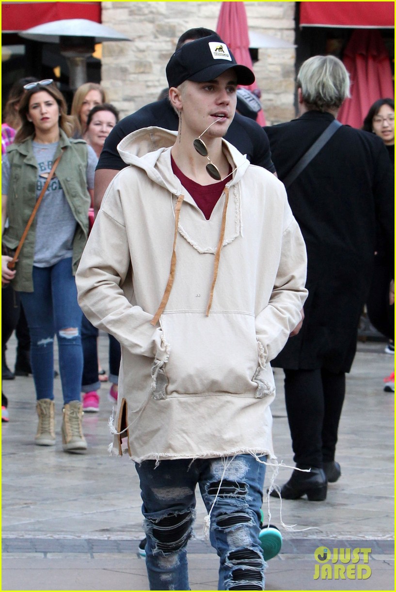 justin bieber  grabs dinner at cheesecake factory 08
