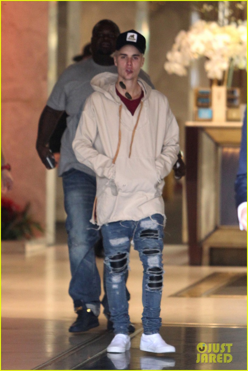 justin bieber  grabs dinner at cheesecake factory 09