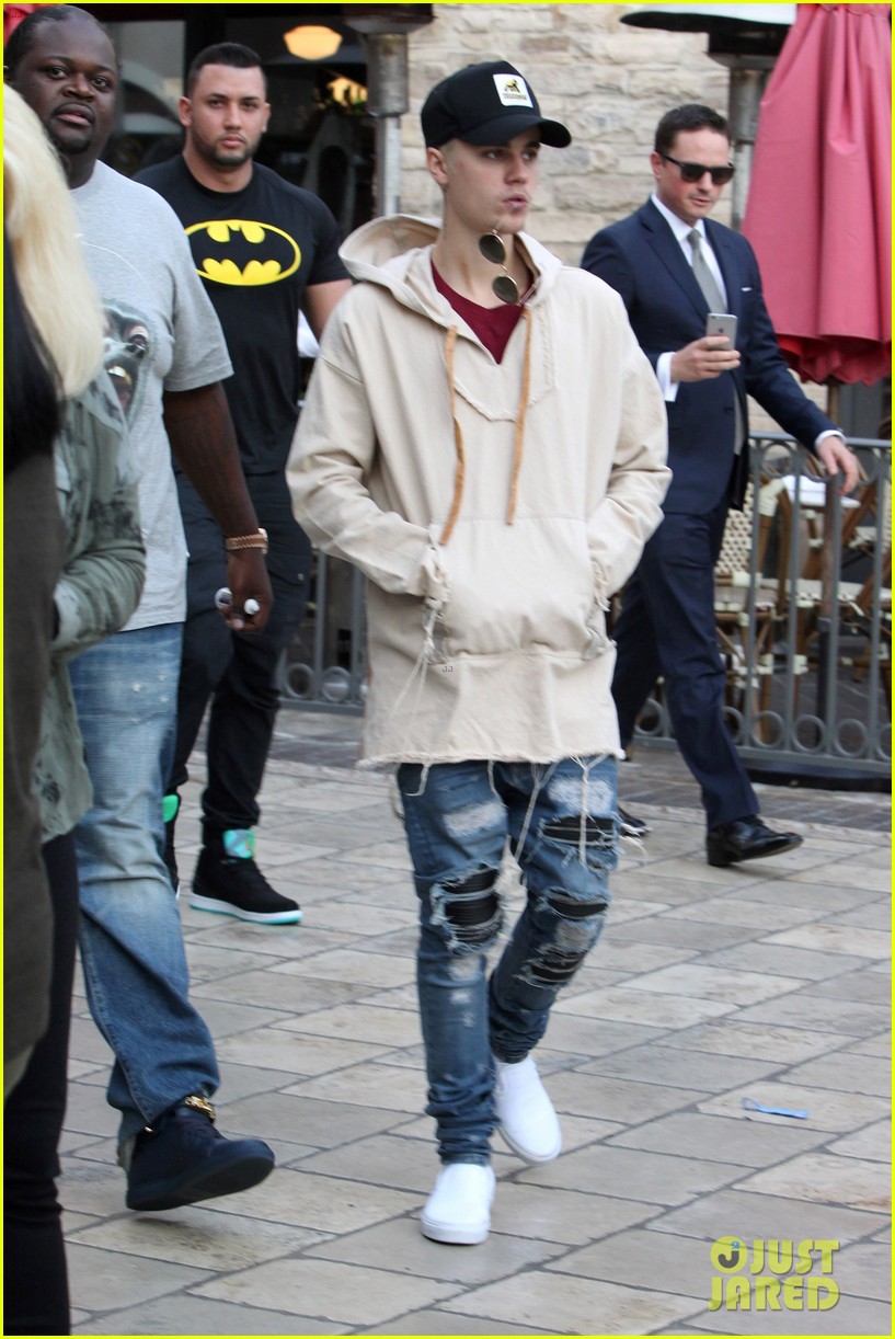 justin bieber  grabs dinner at cheesecake factory 10