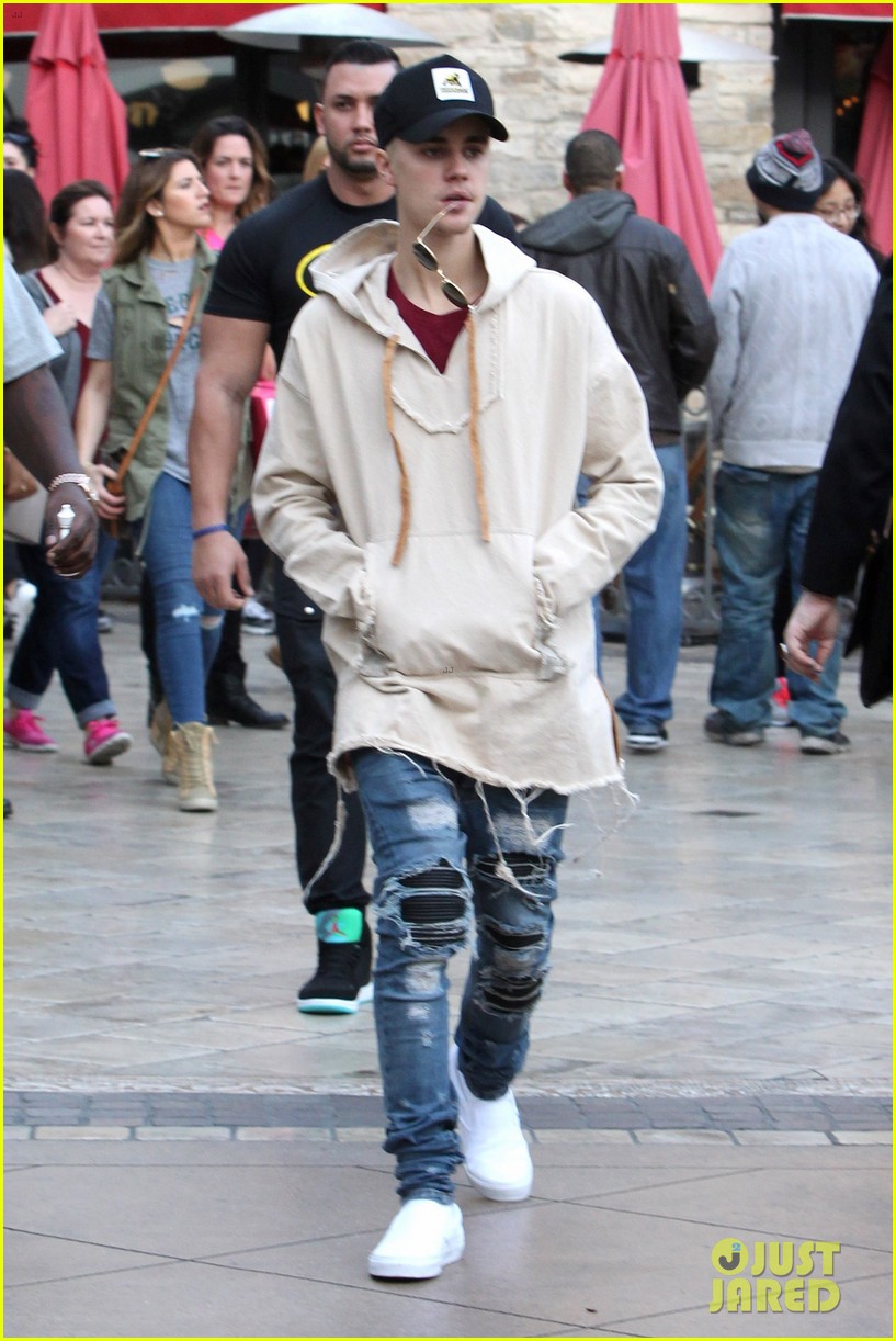 justin bieber  grabs dinner at cheesecake factory 11