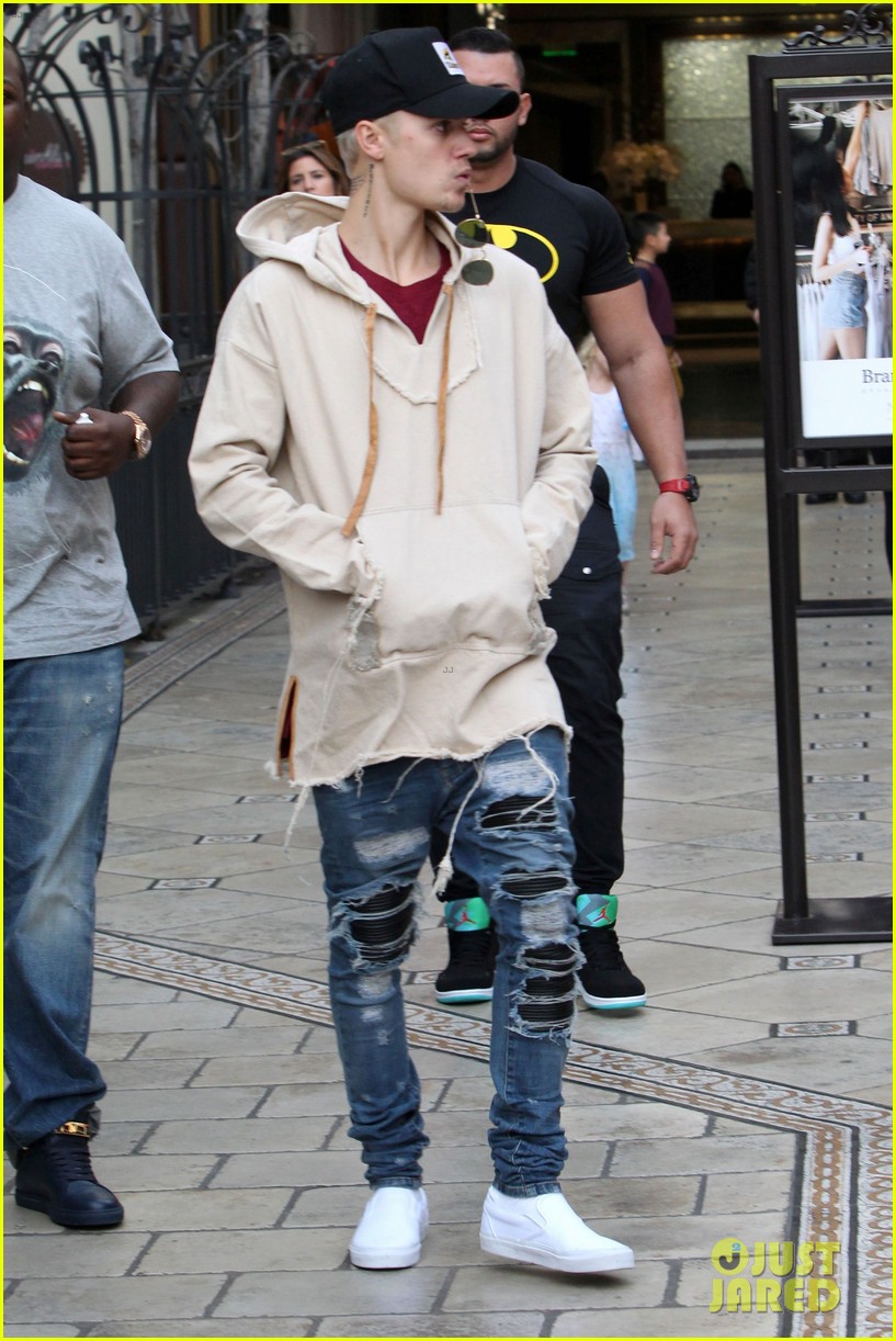 justin bieber  grabs dinner at cheesecake factory 12