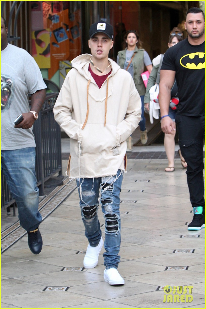 justin bieber  grabs dinner at cheesecake factory 13