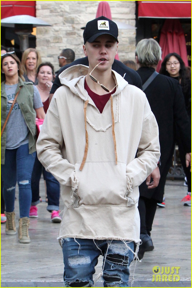 justin bieber  grabs dinner at cheesecake factory 14