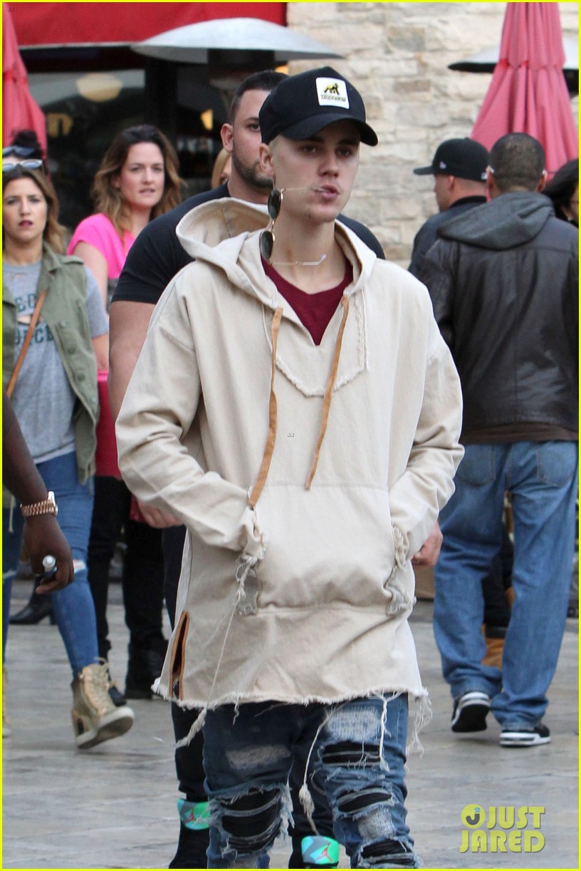 justin bieber  grabs dinner at cheesecake factory 16