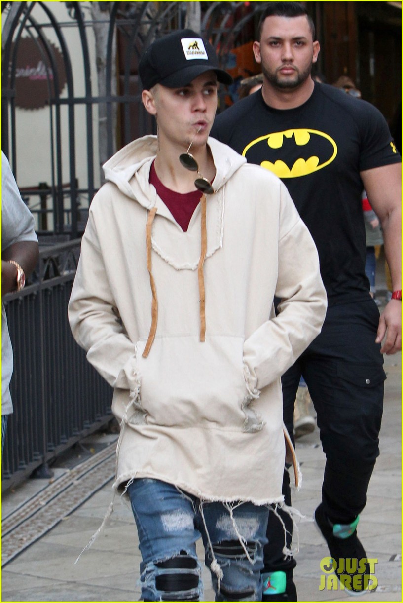 justin bieber  grabs dinner at cheesecake factory 18