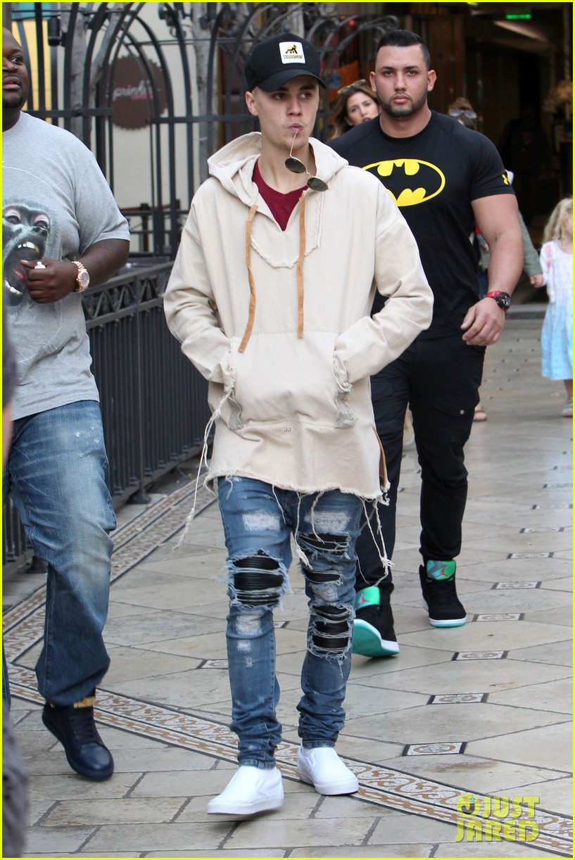 justin bieber  grabs dinner at cheesecake factory 20