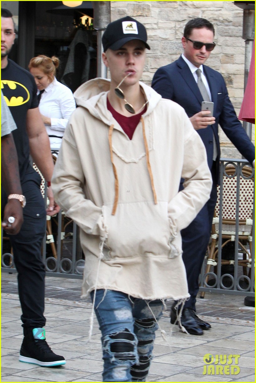 justin bieber  grabs dinner at cheesecake factory 21