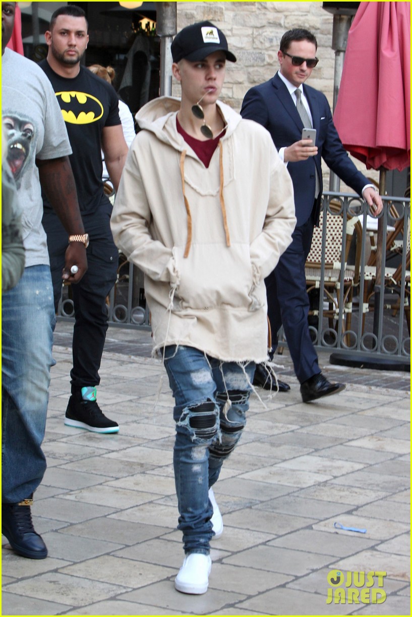 justin bieber  grabs dinner at cheesecake factory 22