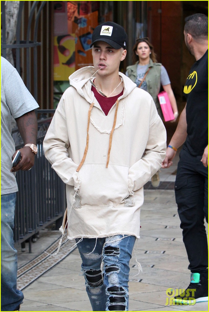 justin bieber  grabs dinner at cheesecake factory 23