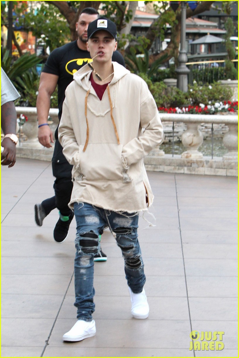 justin bieber  grabs dinner at cheesecake factory 24