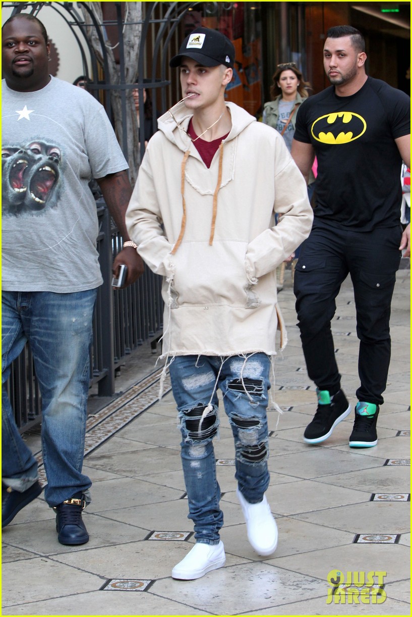 justin bieber  grabs dinner at cheesecake factory 27