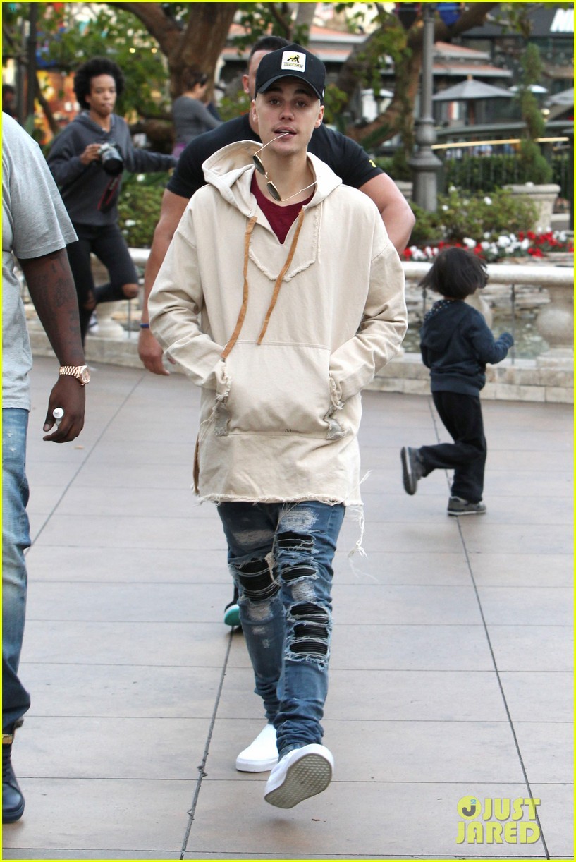 justin bieber  grabs dinner at cheesecake factory 29