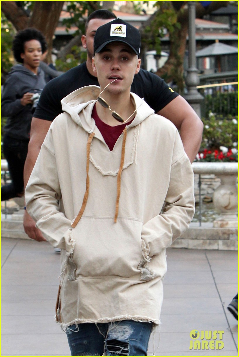 justin bieber  grabs dinner at cheesecake factory 30