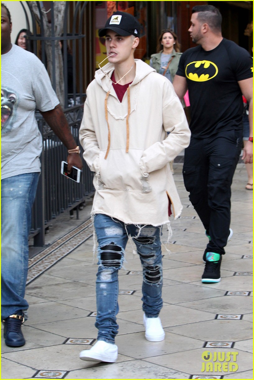 justin bieber  grabs dinner at cheesecake factory 31