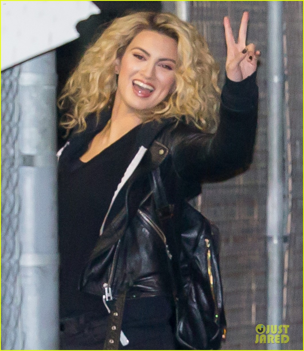 tori kelly performs funny for first time on jimmy kimmel live 04