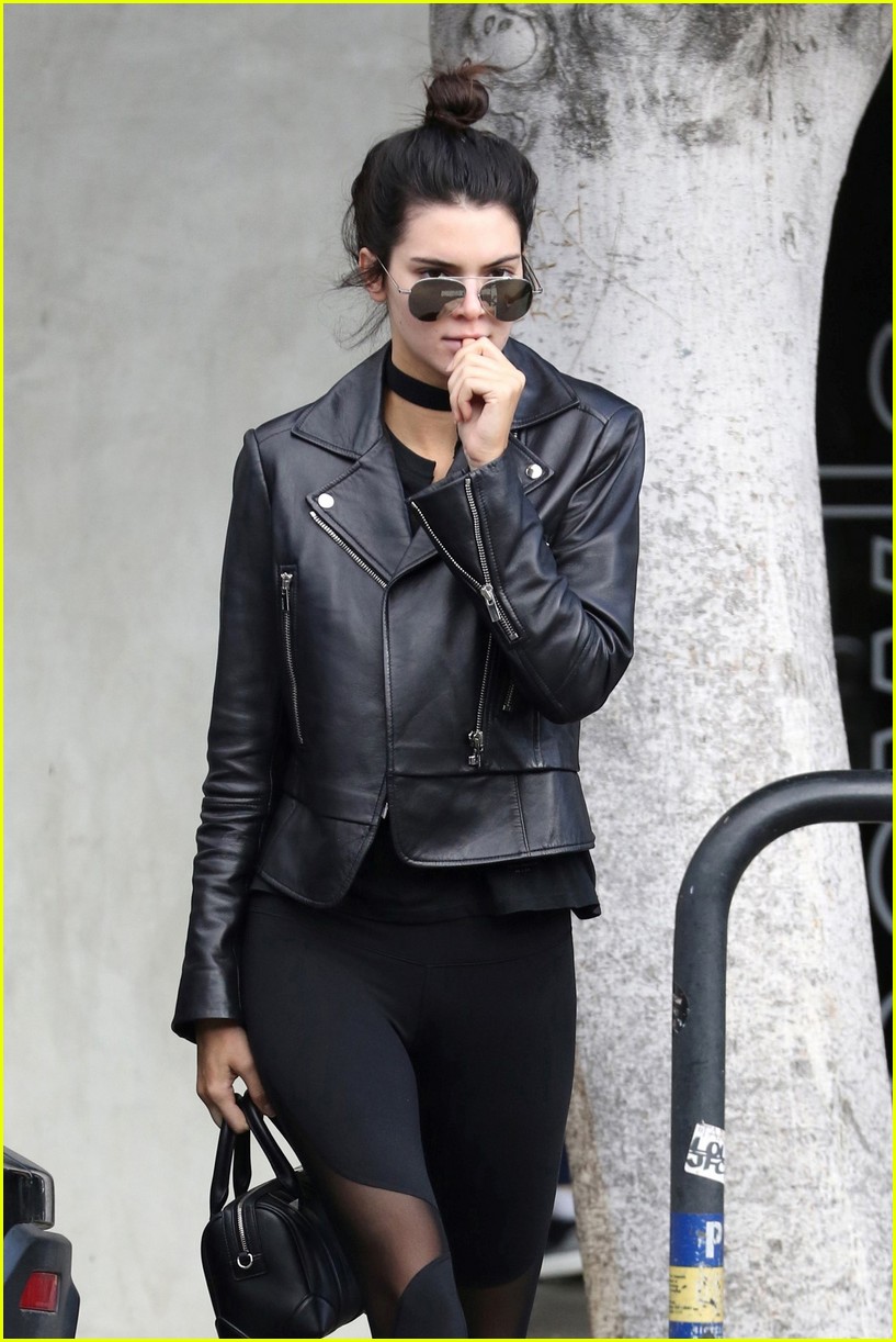 kendall jenner grabs coffee in beverly hills 04