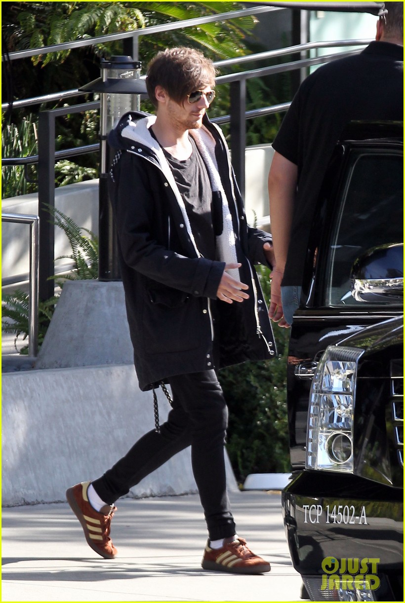 louis tomlinson steps out of hotel after sons birth 01