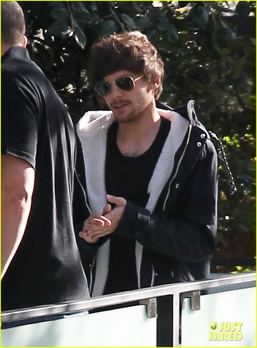 louis tomlinson steps out of hotel after sons birth 02