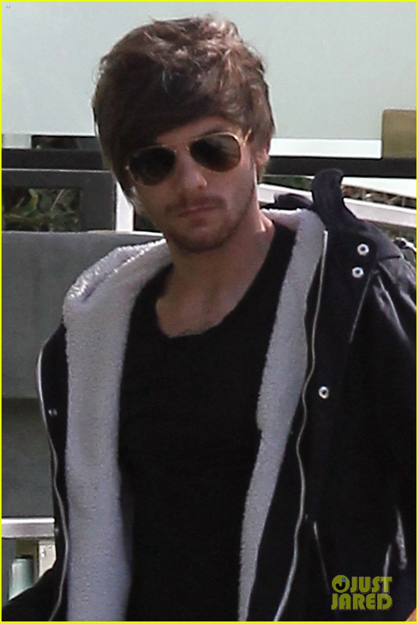 louis tomlinson steps out of hotel after sons birth 03