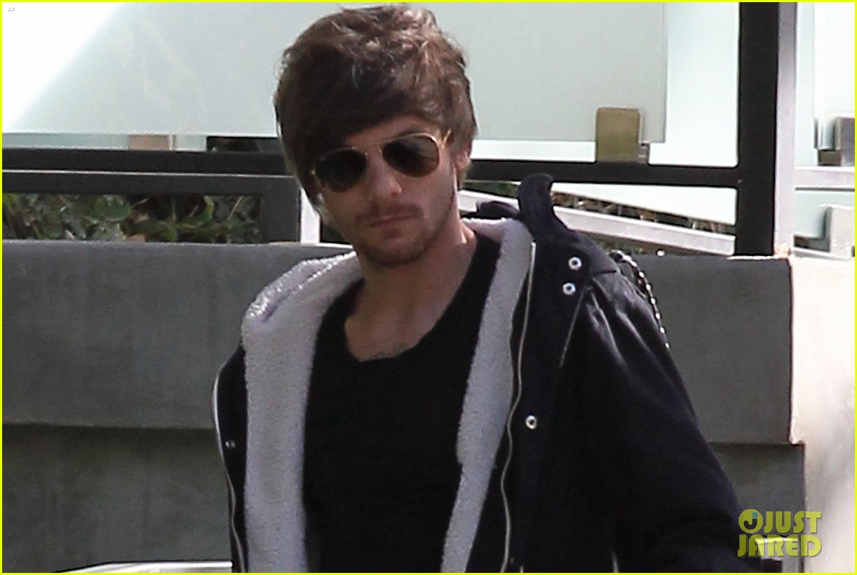 louis tomlinson steps out of hotel after sons birth 06