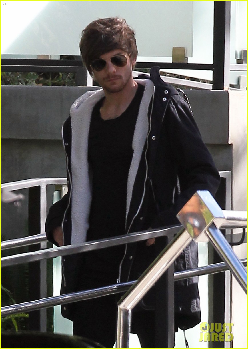 louis tomlinson steps out of hotel after sons birth 07
